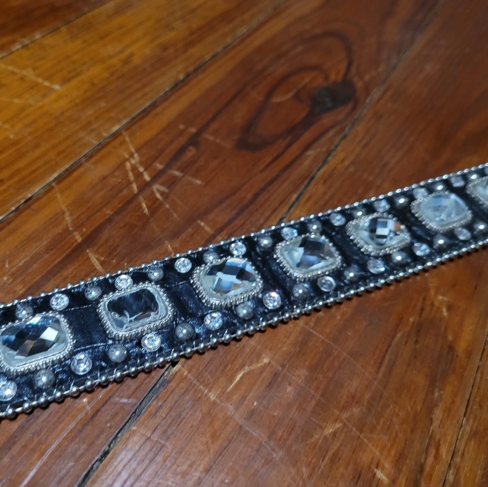 Longhorn buckle studded, leather belt. Women's medium - Picture 5 of 7
